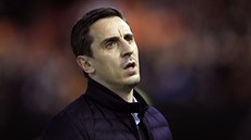 Gary Neville během ostudného utkání proti Barceloně. Gary Neville během ostudného utkání proti Barceloně.