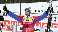 Martin Fourcade slaví vítězství ve sprintu v kanadském Canmore. Martin Fourcade slaví vítězství ve sprintu v kanadském Canmore.