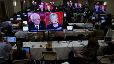 Hillary Clintonová a Bernie Sanders na obrazovce bhem televizní debaty v...