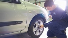 V autoservisu mechanik nahrubo utáhne šrouby rázovým utahovákem a pak přesně... V autoservisu mechanik nahrubo utáhne šrouby rázovým utahovákem a pak přesně...