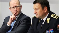 Premiér Bohuslav Sobotka a policejní prezident Tomáš Tuhý na bilanční tiskovce... Premiér Bohuslav Sobotka a policejní prezident Tomáš Tuhý na bilanční tiskovce...