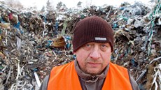 V Bulovce likvidují dělníci tisíce tun německých odpadků. V Bulovce likvidují dělníci tisíce tun německých odpadků.
