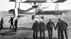 Sopwith Pup, historicky první přistání letounu na palubě plující letadlové lodě... Sopwith Pup, historicky první přistání letounu na palubě plující letadlové lodě...