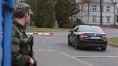 Krom dodávky Vojenské policie na kbelské letit v Praze ve stedu ped 13....
