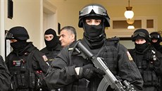 Policejní eskorta pivádí Libanonce Alího Fajáda na jednání praského Mstského...