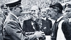V roce 1936 byl Spyridon Luis na hrách v Berlín estným lenem a vlajkonoem...