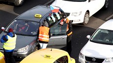 Taxikái protestují na praské magistrále proti vedení radnice, maximální...