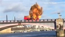 Filmaři na londýnském mostě odpálili autobus. Filmaři na londýnském mostě odpálili autobus.