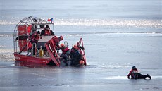 Záchranái si mohli vyzkouet speciální airboat ASAR.