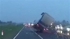 Řidič kamionu skončil kvůli silnému větru nedaleko severoanglického Durhamu jen... Řidič kamionu skončil kvůli silnému větru nedaleko severoanglického Durhamu jen...
