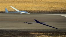 Pistání kluzáku Perlan 2 po jeho prvním letu v záí 2015