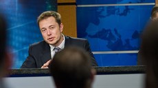Elon Musk odpovídá na otázky noviná na tiskové konferenci trnáct dn ped...