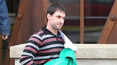 Lukáš Matějka ve spěchu odchází od třebíčského okresního soudu. Lukáš Matějka ve spěchu odchází od třebíčského okresního soudu.