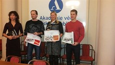 Čtveřice vítězů soutěže „Pojmenuj superlaser“, která se dostavila na vyhlášení... Čtveřice vítězů soutěže „Pojmenuj superlaser“, která se dostavila na vyhlášení...