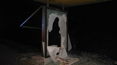 Mladík rozbil zastávku MHD krumpáčem (1.2.2016). Mladík rozbil zastávku MHD krumpáčem (1.2.2016).