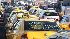Necelé dv stovky taxiká blokují kvli stávce praskou magistrálu ve...