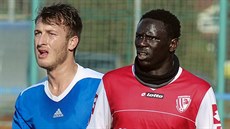 Senegalec Sidy Niang (vpravo) v dresu Pardubic v zápasu s Novým Bydžovem) Senegalec Sidy Niang (vpravo) v dresu Pardubic v zápasu s Novým Bydžovem)