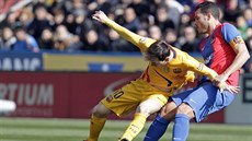 Lionela Messiho z Barcelony se snaí odstavit od míe kapitán Levante David...