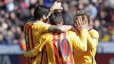Z gólu Barcelony se radují (zleva) Luis Suárez, Lionel Messi a Neymar.
