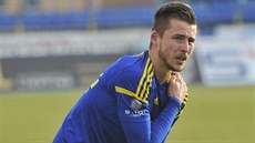Radek Voltr v jihlavském dresu se po ostrém střetu drží za rameno. Radek Voltr v jihlavském dresu se po ostrém střetu drží za rameno.
