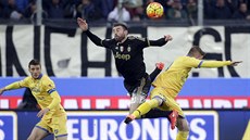 Andrea Barzagli z Juventusu Turín (nahoe) ve vzduném souboji s Federicem...