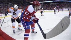 Tom Wilson z Washingtonu u puku, napadá ho Nick Schultz z Philadelphie.