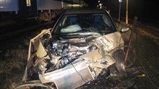 Žena vjela na přejezd se závorami. Před srážkou s vlakem stihla z auta vyběhout. Žena vjela na přejezd se závorami. Před srážkou s vlakem stihla z auta vyběhout.