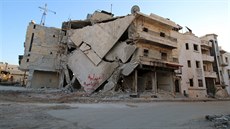 Rozbombardované domy ve mst Anadan v syrské provincii Aleppo po leteckých...