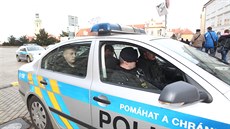 Policisté odváejí 21letého mue (vzadu za spolujezdcem), který vystelil do...