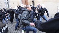 Momentka z bitky mezi odprci a píznivci uprchlík v Thunov ulici v Praze,...