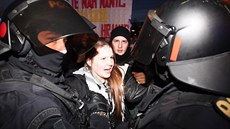 Demonstrace v Praze pokraovaly i poté, co u se setmlo. Nejrunji bylo na...
