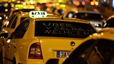 Taxikáři protestují také proti alternativním taxislužbám. Taxikáři protestují také proti alternativním taxislužbám.