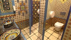 Toalety vyuívají typické dekory mexických keramických obklad.