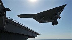 Experimentální X-47B provedl 17. května 2013 první dotyk s palubou letadlové... Experimentální X-47B provedl 17. května 2013 první dotyk s palubou letadlové...