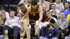 Kevin Love (vpravo) z Clevelandu v souboji s Lavoyem Allenem z Indiany. Kevin Love (vpravo) z Clevelandu v souboji s Lavoyem Allenem z Indiany.