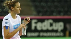 Karolína Plíšková a chvilka oddechu při tréninku. Karolína Plíšková a chvilka oddechu při tréninku.