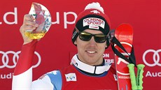 Švýcarský lyžař Carlo Janka s trofejí pro vítěze superobřího slalomu v... Švýcarský lyžař Carlo Janka s trofejí pro vítěze superobřího slalomu v...