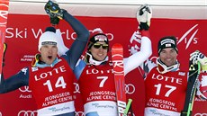 výcarský lya Carlo Janka (uprosted) slaví triumf v superobím slalomu v...