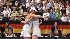 Švýcarská tenistky Belinda Bencicová a Martina Hingisová se radují z výhry ve... Švýcarská tenistky Belinda Bencicová a Martina Hingisová se radují z výhry ve...