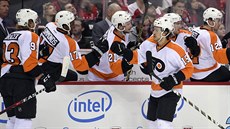 Jakub Voráek (vlevo) a  Michael Del Zotto z Philadelphie se radují z gólu se...