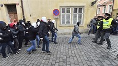 Příznivci (vpravo) a odpůrci (vlevo) uprchlíků se 6. února odpoledne střetli v... Příznivci (vpravo) a odpůrci (vlevo) uprchlíků se 6. února odpoledne střetli v...