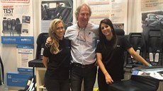 Vynálezce britské autosedaky Multimac Kevin Macliver s dcerami, které v...
