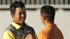 Hideki Macujama (vlevo) vyhrál Phoenix Open, gratuluje mu Rickie Fowler. Hideki Macujama (vlevo) vyhrál Phoenix Open, gratuluje mu Rickie Fowler.