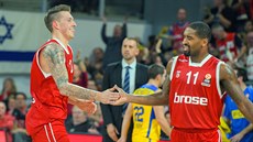 Brad Wanamaker (vpravo) a Daniel Theis z Bambergu slaví povedenou akci proti... Brad Wanamaker (vpravo) a Daniel Theis z Bambergu slaví povedenou akci proti...