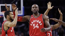 Toronttí basketbalisté se radují z povedené akce. V popedí Patrick Patterson...