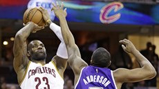 LeBron James (vlevo) z Clevelandu pálí přes Jamese Andersona ze Sacramenta. LeBron James (vlevo) z Clevelandu pálí přes Jamese Andersona ze Sacramenta.