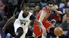 Kirk Hinrich (vpravo) z Chicaga a Michael Kidd-Gilchrist z Charlotte se honí za...