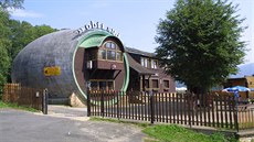 K Obřímu sudu byl přistavěn další objekt, v němž je restaurace spolu s... K Obřímu sudu byl přistavěn další objekt, v němž je restaurace spolu s...