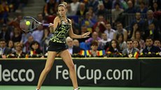 Karolína Plíková bojuje proti Simon Halepové v duelu 1. kola Fed Cupu.