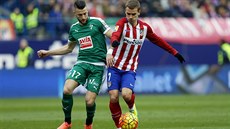 Antoine Griezmann (vpravo) z Atlética Madrid bojuje o míč s Junkou z Eibaru. Antoine Griezmann (vpravo) z Atlética Madrid bojuje o míč s Junkou z Eibaru.